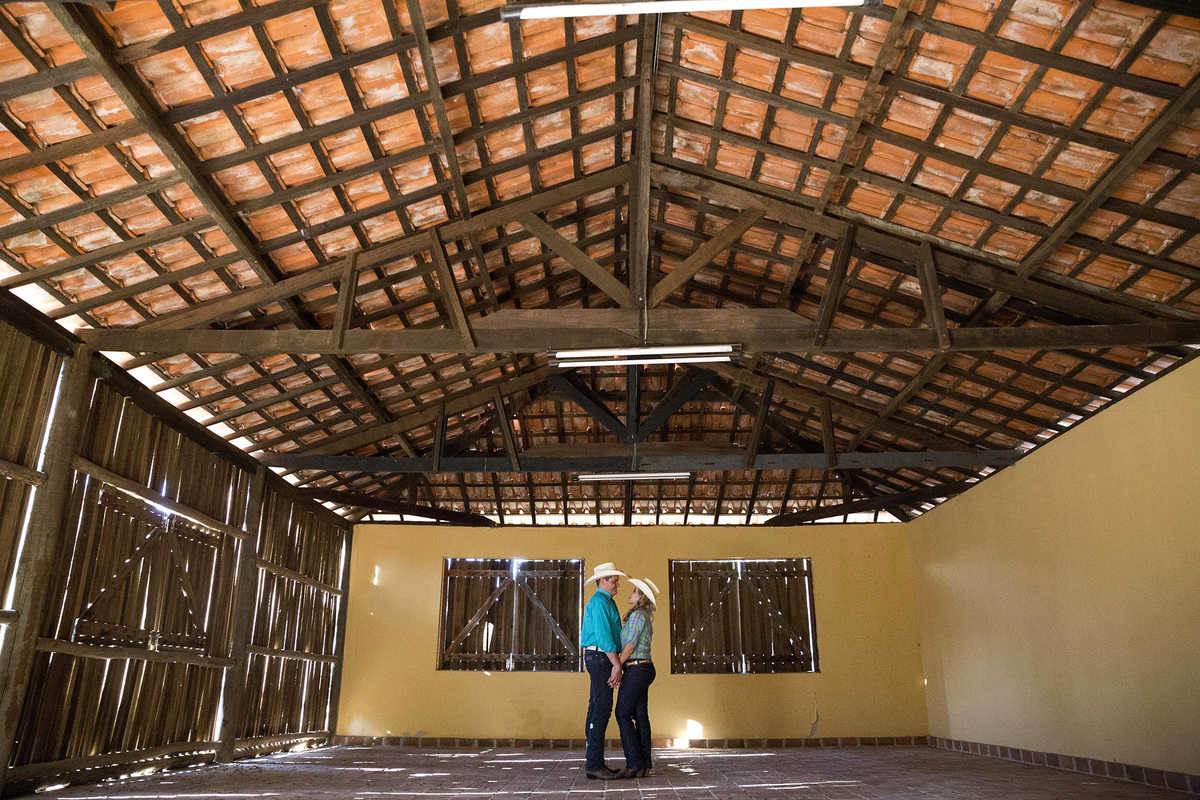 noivos em barracao em ensaio fotografia pre casamento estilo country fotos em fazenda