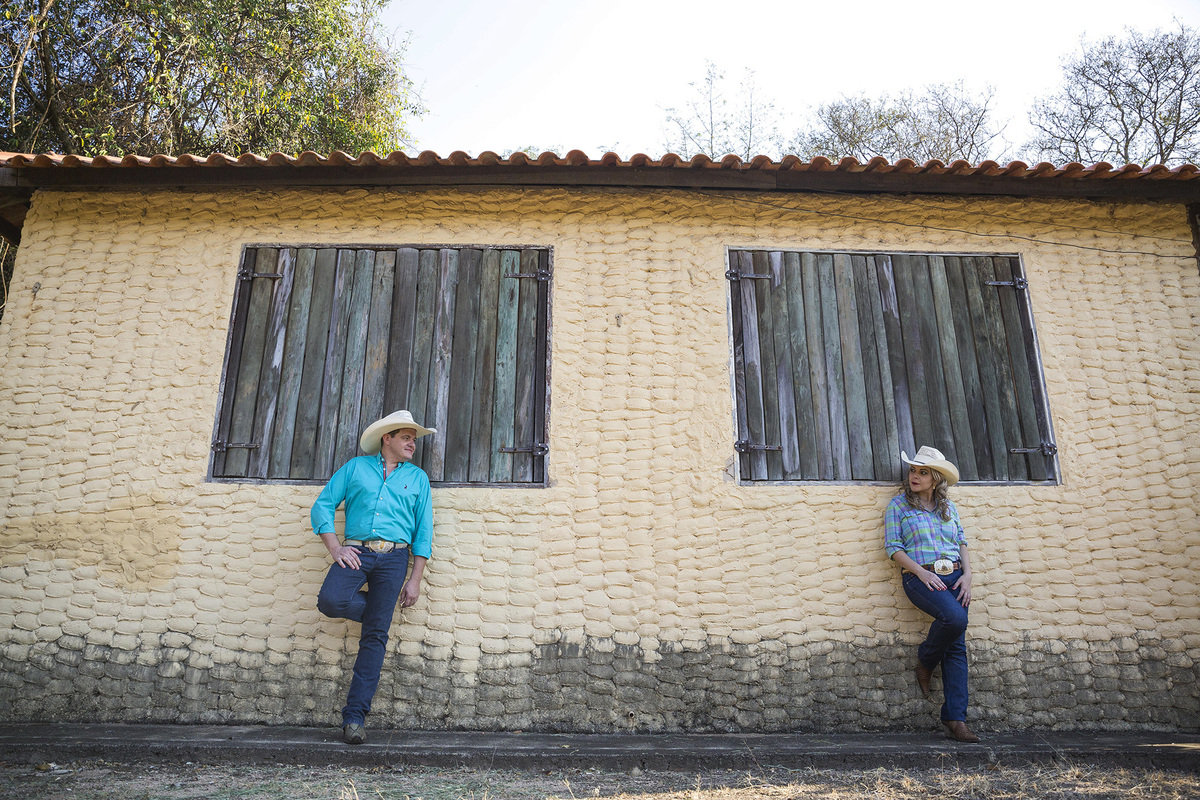 noivos em fotos pre casamento a beira das janelas de celeiro em fazenda