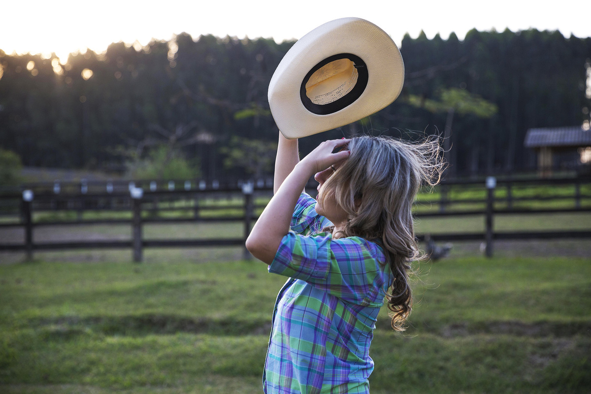 noiva juliana arrumando o cabelo em ensaio country na fazenda
