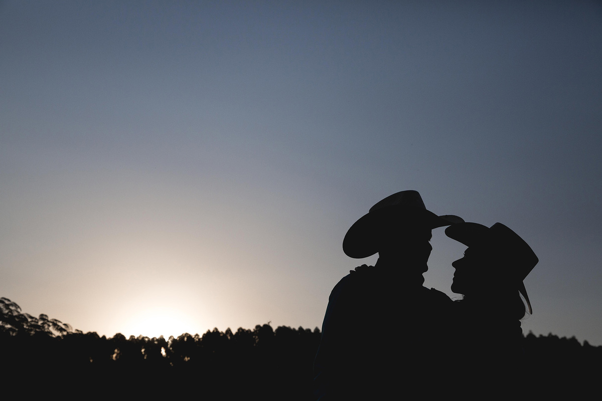 casal de noivos em por do sol fotografia de silueta ensaio estilo country em valinhos sp