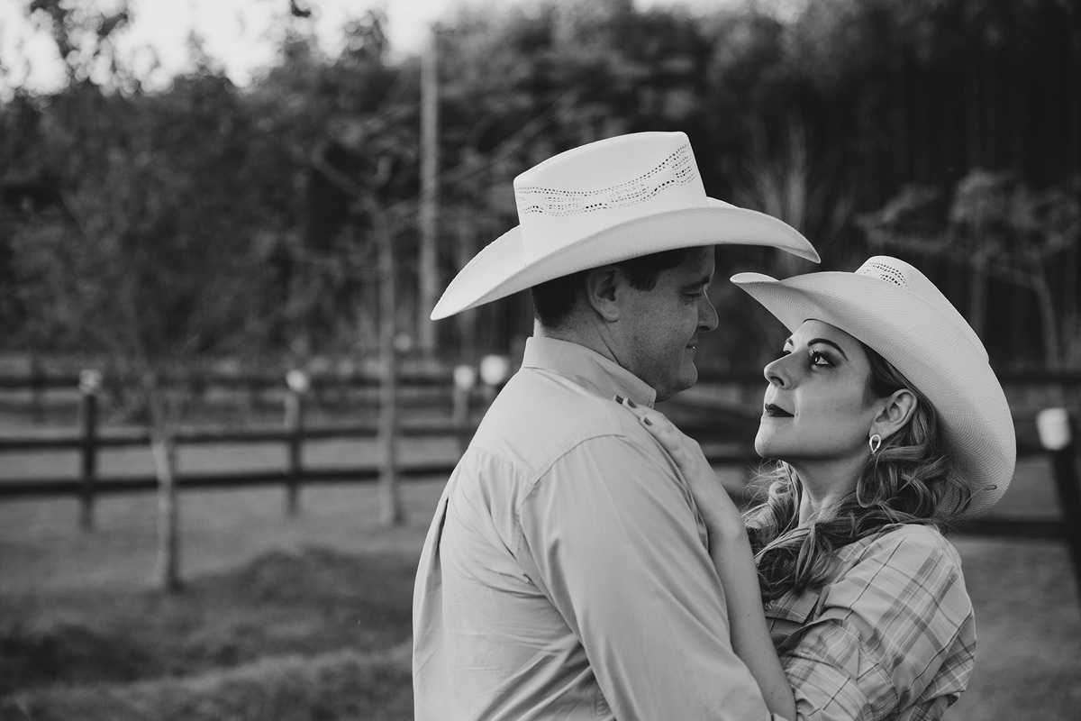 foto de ensaio de casal na fazenda preto e branco