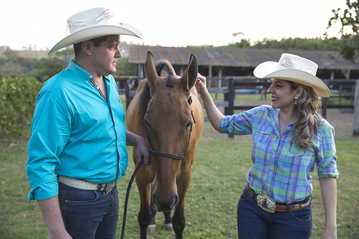 noivos caminham com cavalo em ensaio na fazenda country