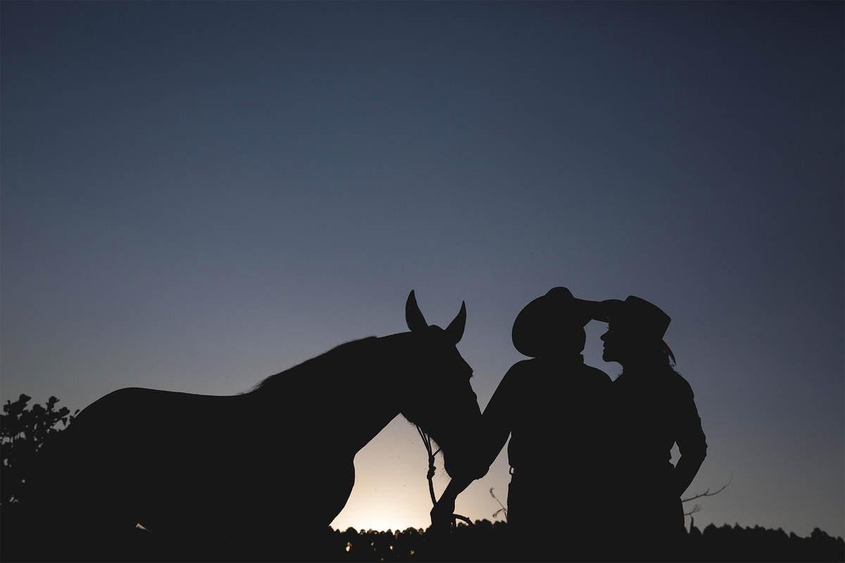 silueta de casal de noivos em por do sol no ensaio pre wedding estilo country em fazenda