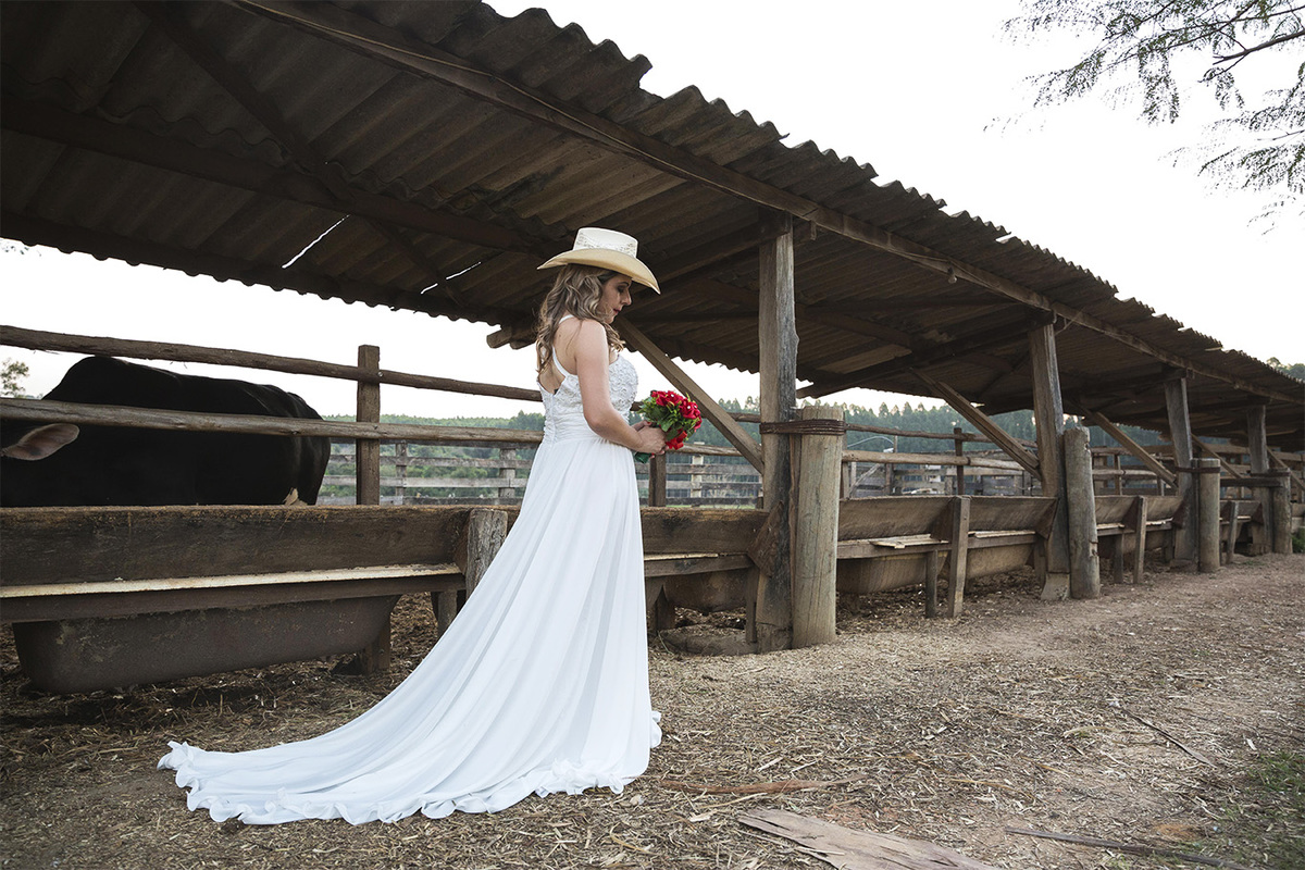 noiva juliana com o buque em ensaio country na fazenda