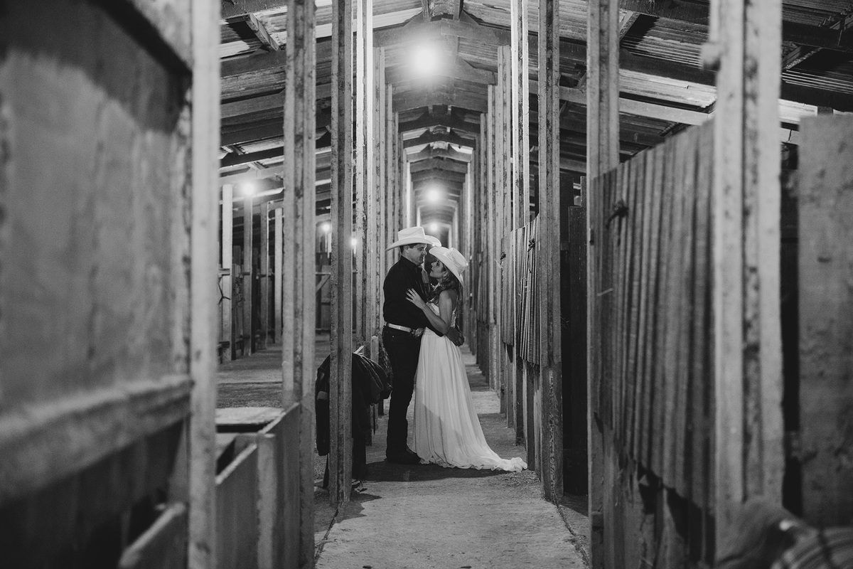 fotografia preto e branco de casal abraçados em celeiro na fazenda