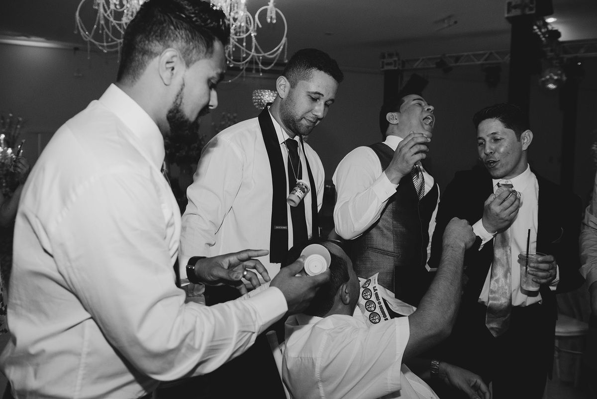 noivo fazendo bagunça com os amigos em casamento foto preto e branco