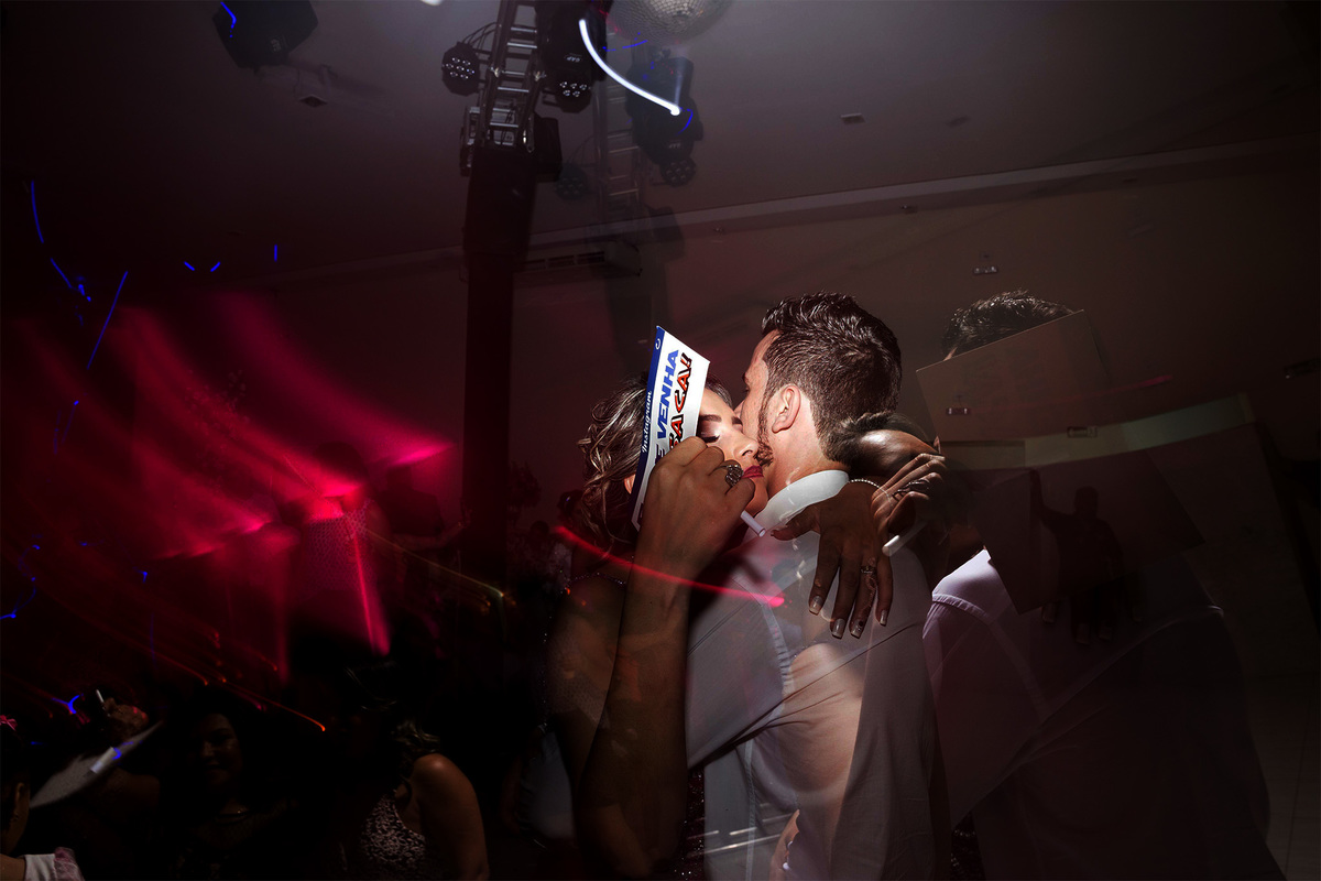 casal namorando durante festa de casamento