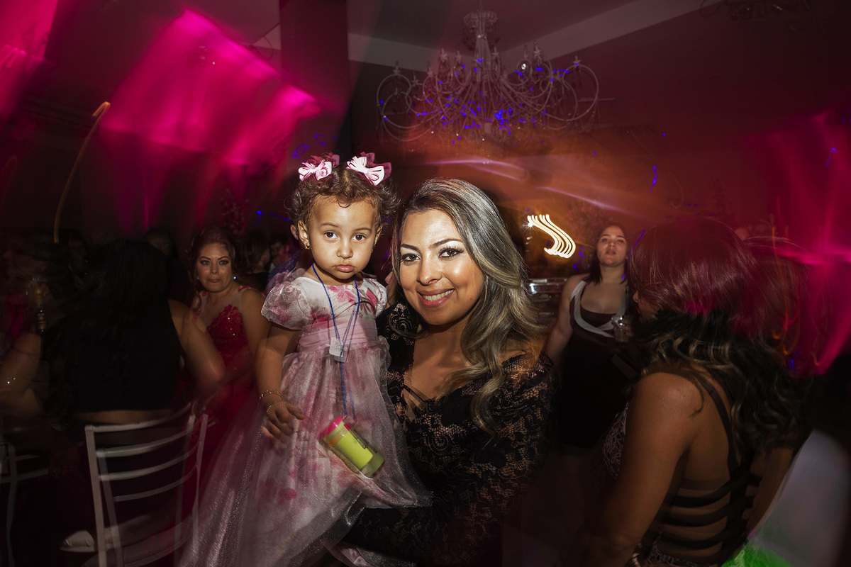 mulher em festa com criança de colo em casamento