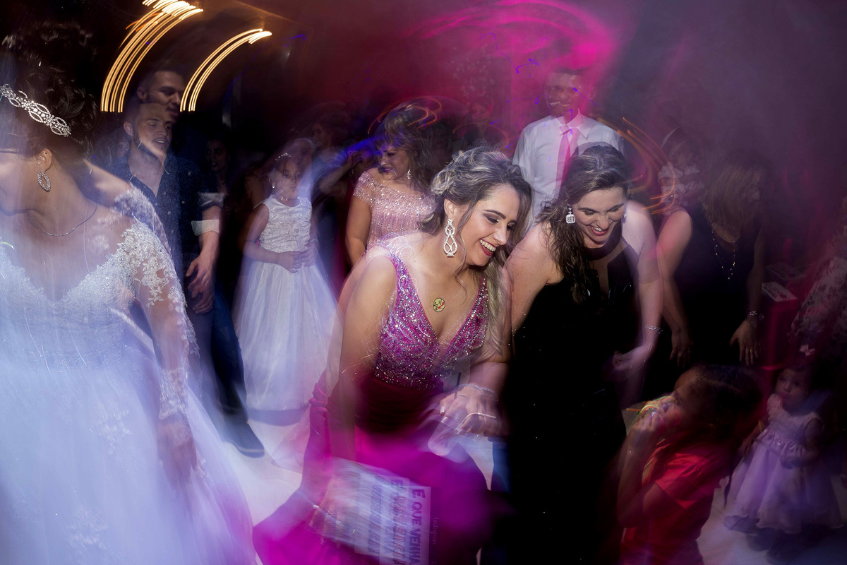 mulheres dançando em festa