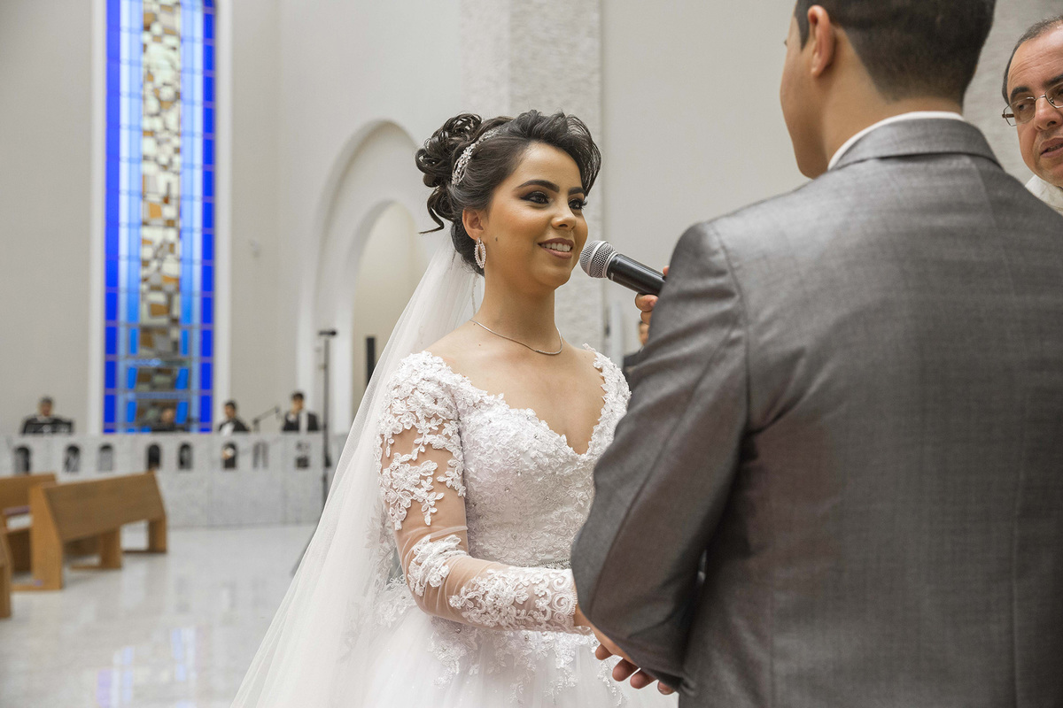 noiva dizendo sim em igreja