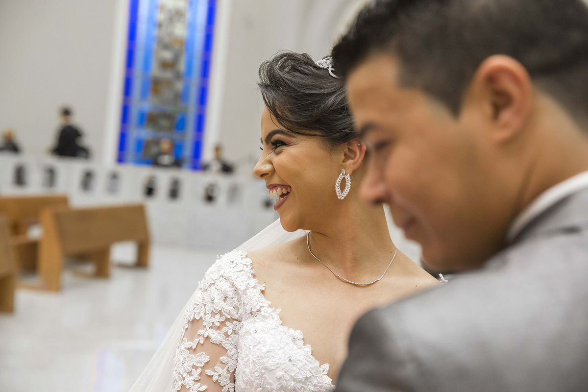 noiva sorrindo em cerimonia