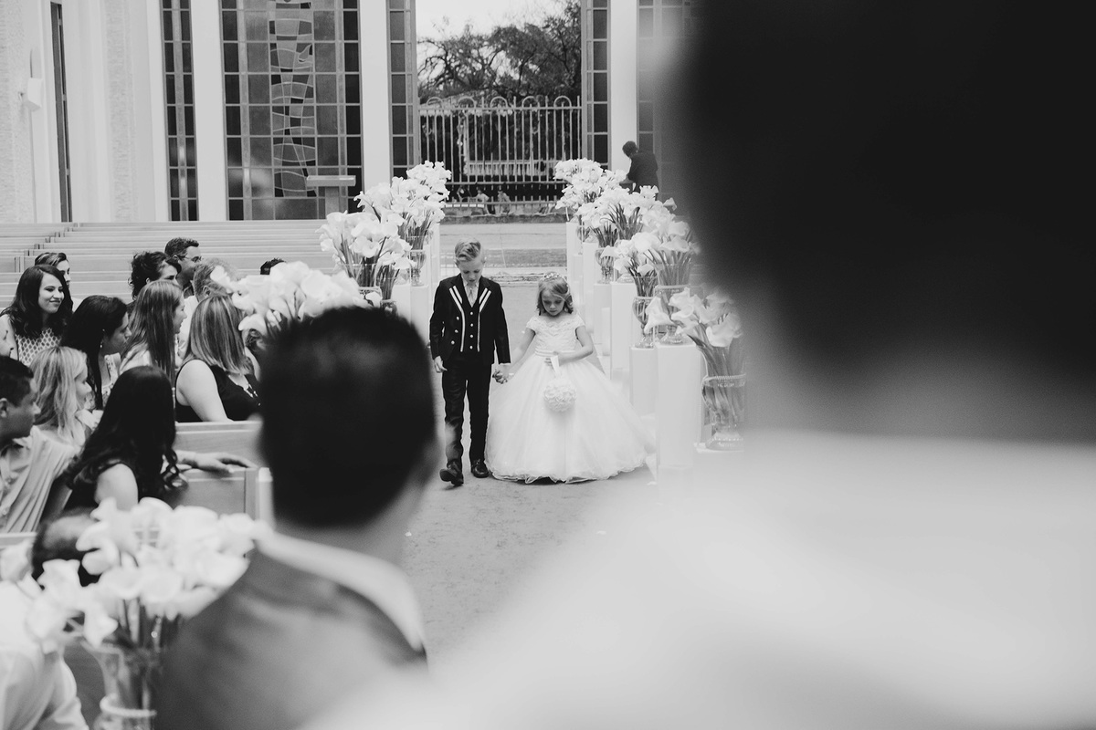 noivo observa entrada dos pajens com alianças