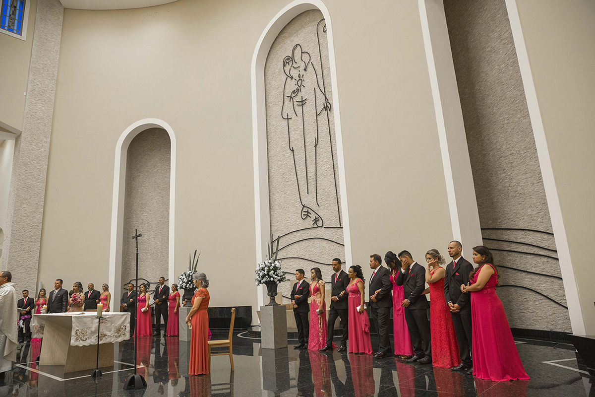 os padrinhos no altar de igreja