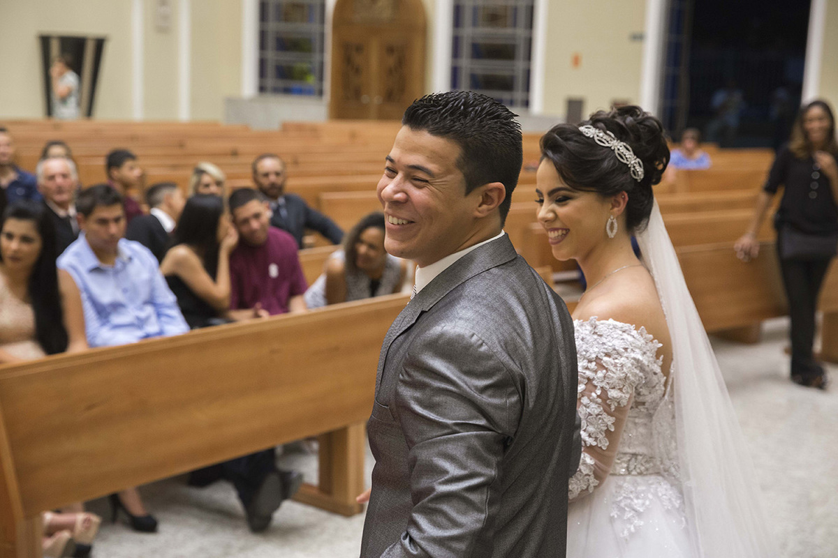 noivo sorrindo em cerimonia