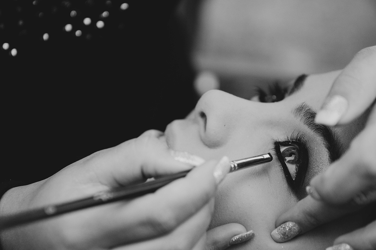 foto preto e branco da noiva durante maquiagem