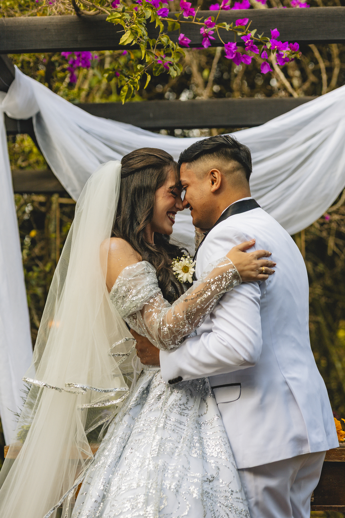 Fotos Casamento Casal Noivos Lauren e Thiago em Poços de Caldas Minas Gerais cidade do interior de MG imagens pelo fotografo Denis Silveira Especializado em Casamentos