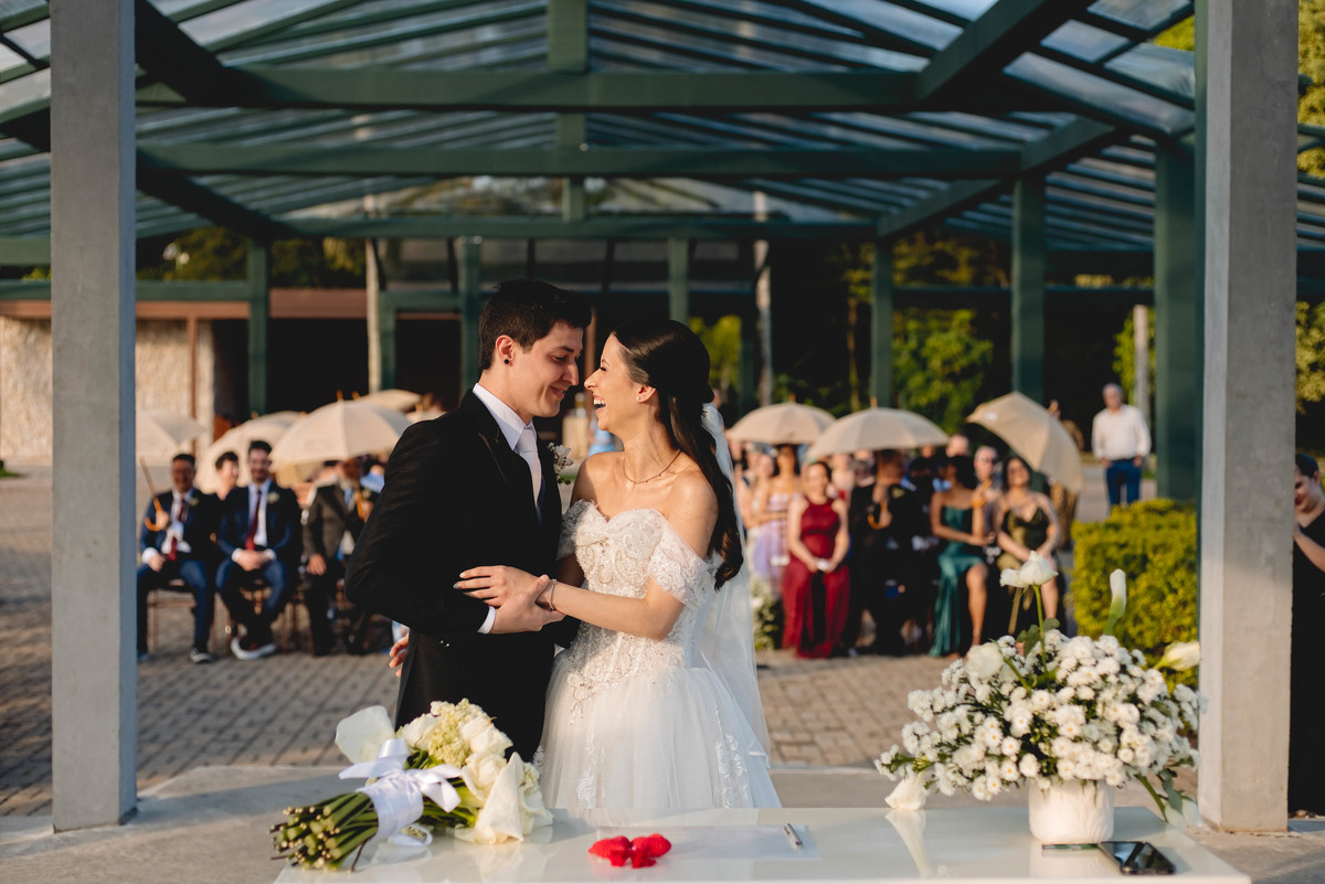 Fotos Casamento Itupeva SP Lagoa Santa Rita Eventos Casal Noivos Caroline e Kaue Casamento ao Ar Livre imagens pelo Fotografo Denis Silveira Especializado em Casamentos