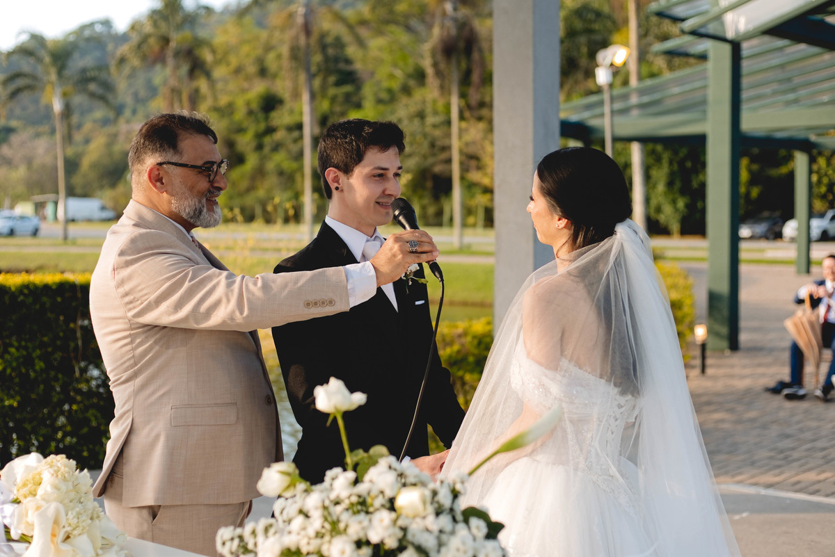 Fotos Casamento Itupeva SP Lagoa Santa Rita Eventos Casal Noivos Caroline e Kaue Casamento ao Ar Livre imagens pelo Fotografo Denis Silveira Especializado em Casamentos