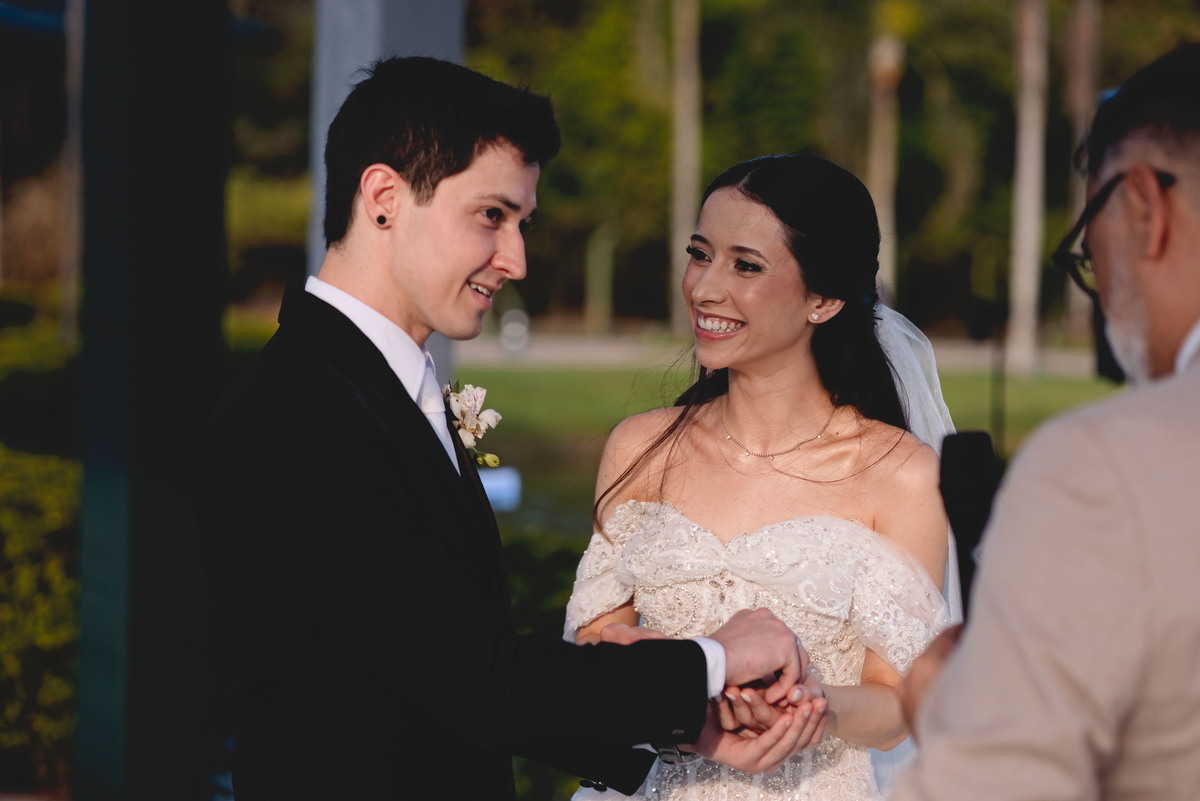 Fotos Casamento Itupeva SP Lagoa Santa Rita Eventos Casal Noivos Caroline e Kaue Casamento ao Ar Livre imagens pelo Fotografo Denis Silveira Especializado em Casamentos