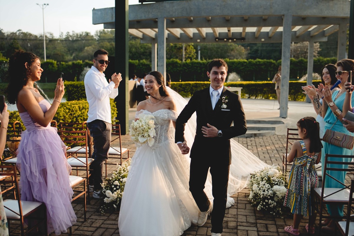 Fotos Casamento Itupeva SP Lagoa Santa Rita Eventos Casal Noivos Caroline e Kaue Casamento ao Ar Livre imagens pelo Fotografo Denis Silveira Especializado em Casamentos