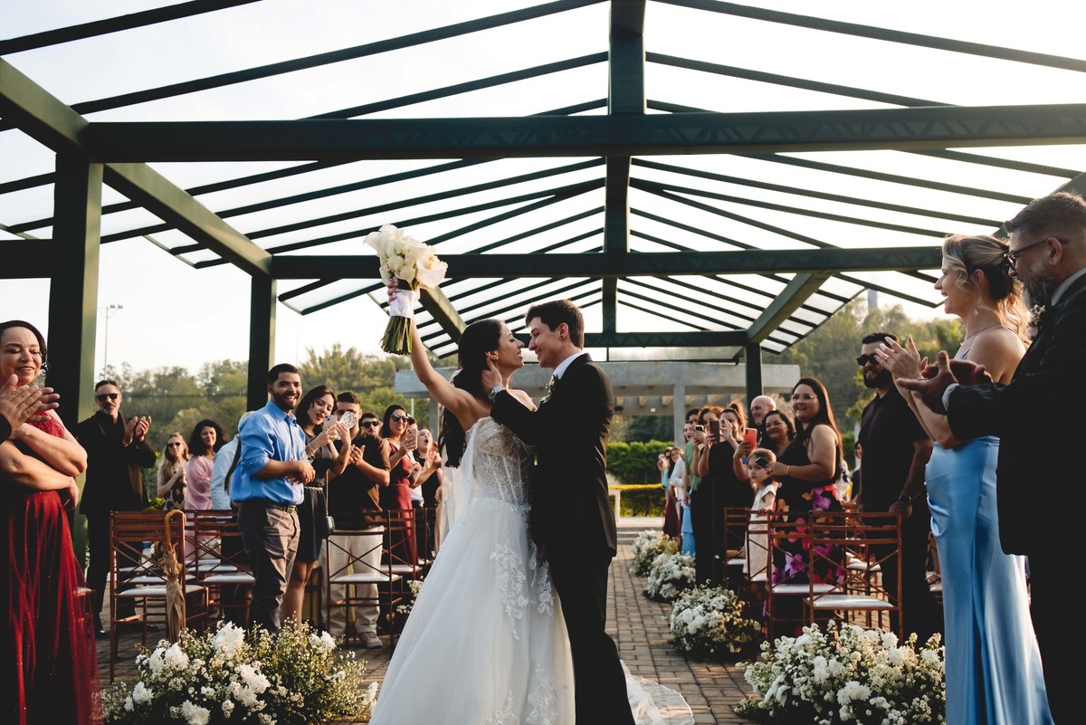Fotos Casamento Itupeva SP Lagoa Santa Rita Eventos Casal Noivos Caroline e Kaue Casamento ao Ar Livre imagens pelo Fotografo Denis Silveira Especializado em Casamentos