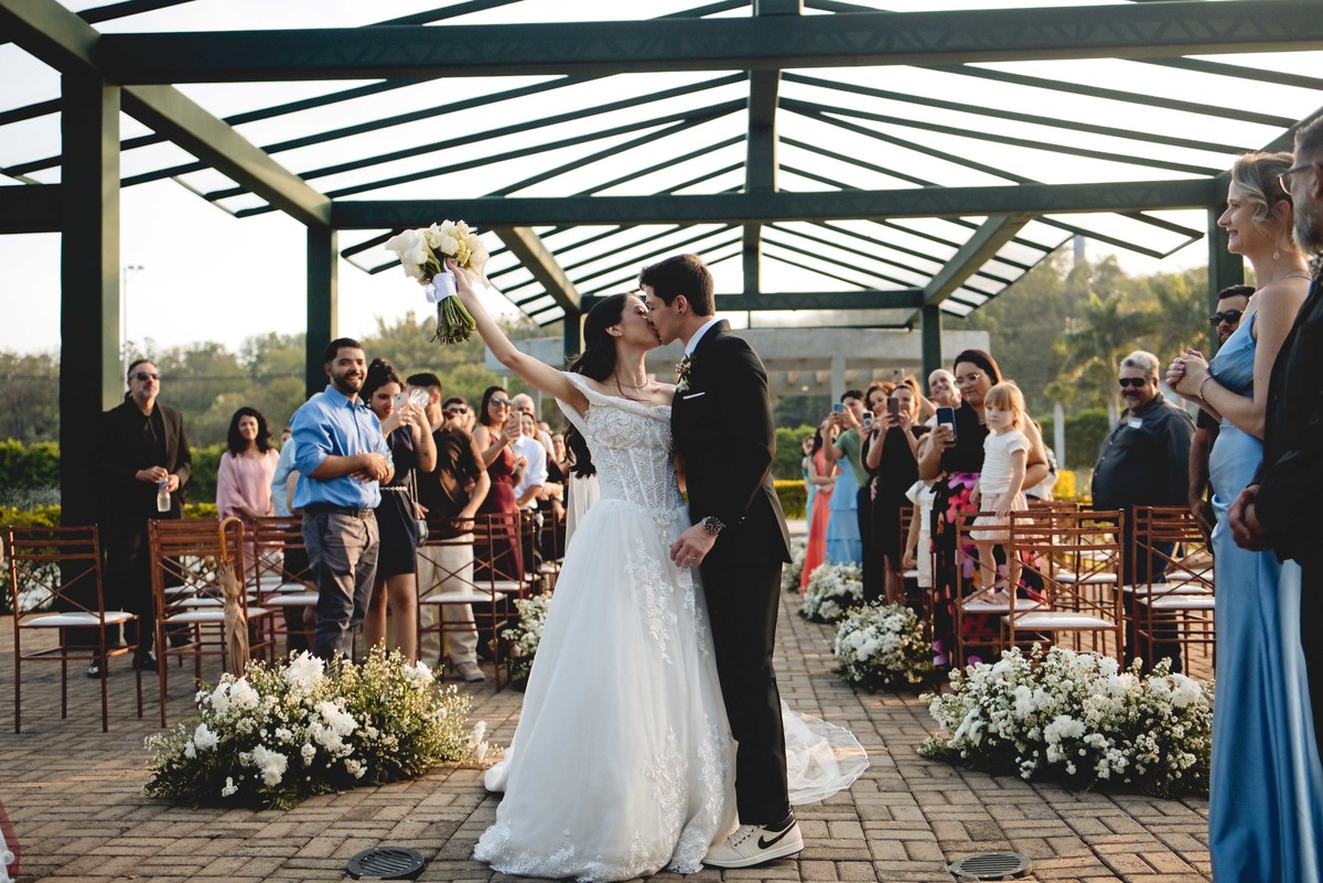 Fotos Casamento Itupeva SP Lagoa Santa Rita Eventos Casal Noivos Caroline e Kaue Casamento ao Ar Livre imagens pelo Fotografo Denis Silveira Especializado em Casamentos