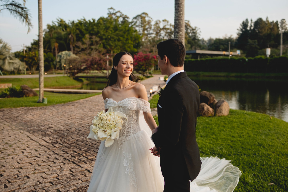 Fotos Casamento Itupeva SP Lagoa Santa Rita Eventos Casal Noivos Caroline e Kaue Casamento ao Ar Livre imagens pelo Fotografo Denis Silveira Especializado em Casamentos