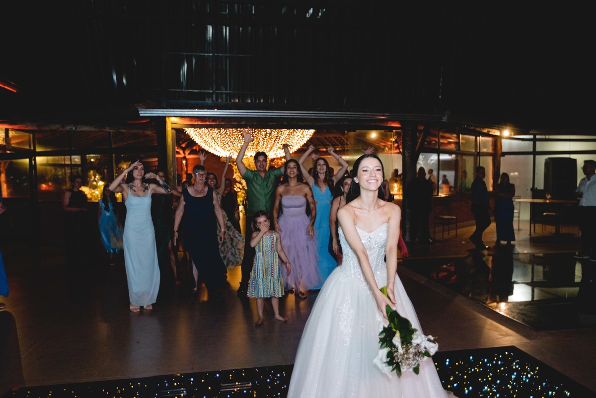 Fotos Casamento Itupeva SP Lagoa Santa Rita Eventos Casal Noivos Caroline e Kaue Casamento ao Ar Livre imagens pelo Fotografo Denis Silveira Especializado em Casamentos