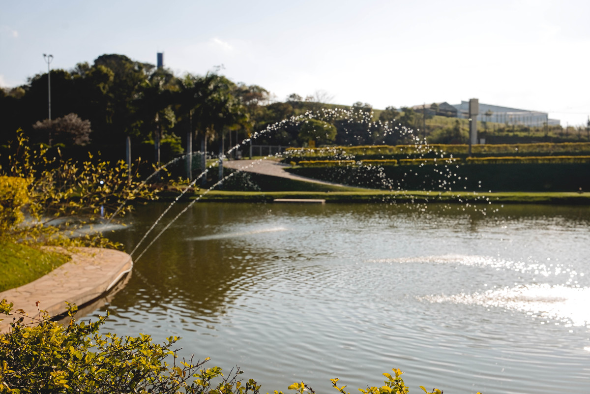 Fotos Casamento Itupeva SP Lagoa Santa Rita Eventos Casal Noivos Caroline e Kaue Casamento ao Ar Livre imagens pelo Fotografo Denis Silveira Especializado em Casamentos