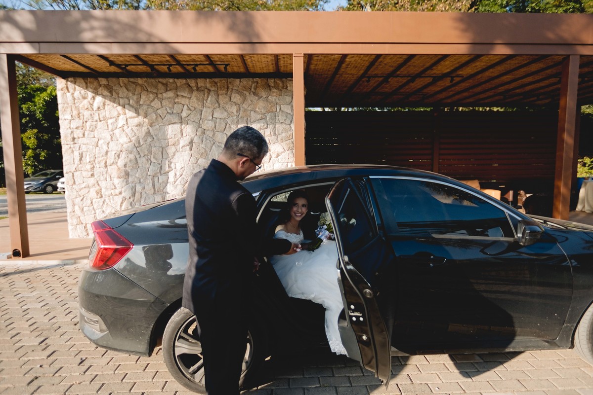 Fotos Casamento Itupeva SP Lagoa Santa Rita Eventos Casal Noivos Caroline e Kaue Casamento ao Ar Livre imagens pelo Fotografo Denis Silveira Especializado em Casamentos