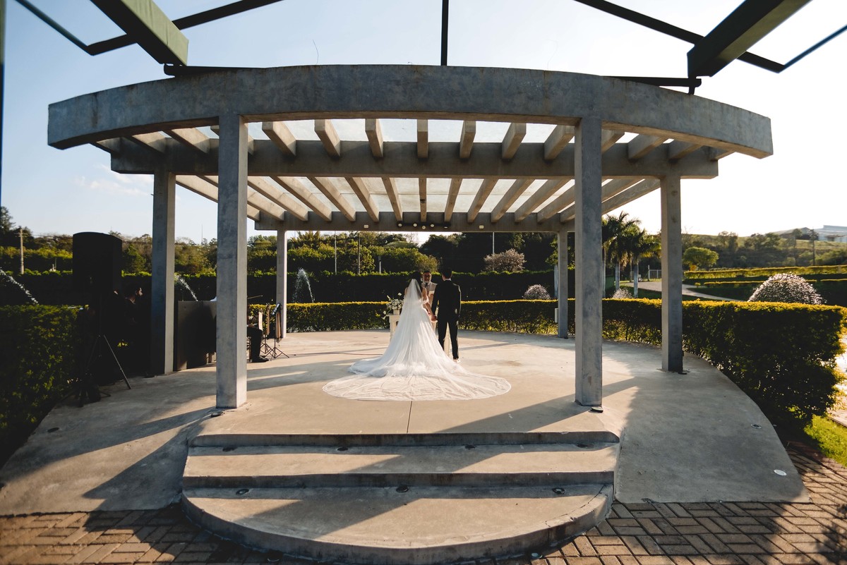 Fotos Casamento Itupeva SP Lagoa Santa Rita Eventos Casal Noivos Caroline e Kaue Casamento ao Ar Livre imagens pelo Fotografo Denis Silveira Especializado em Casamentos