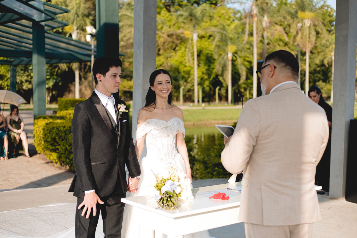 Fotos Casamento Itupeva SP Lagoa Santa Rita Eventos Casal Noivos Caroline e Kaue Casamento ao Ar Livre imagens pelo Fotografo Denis Silveira Especializado em Casamentos