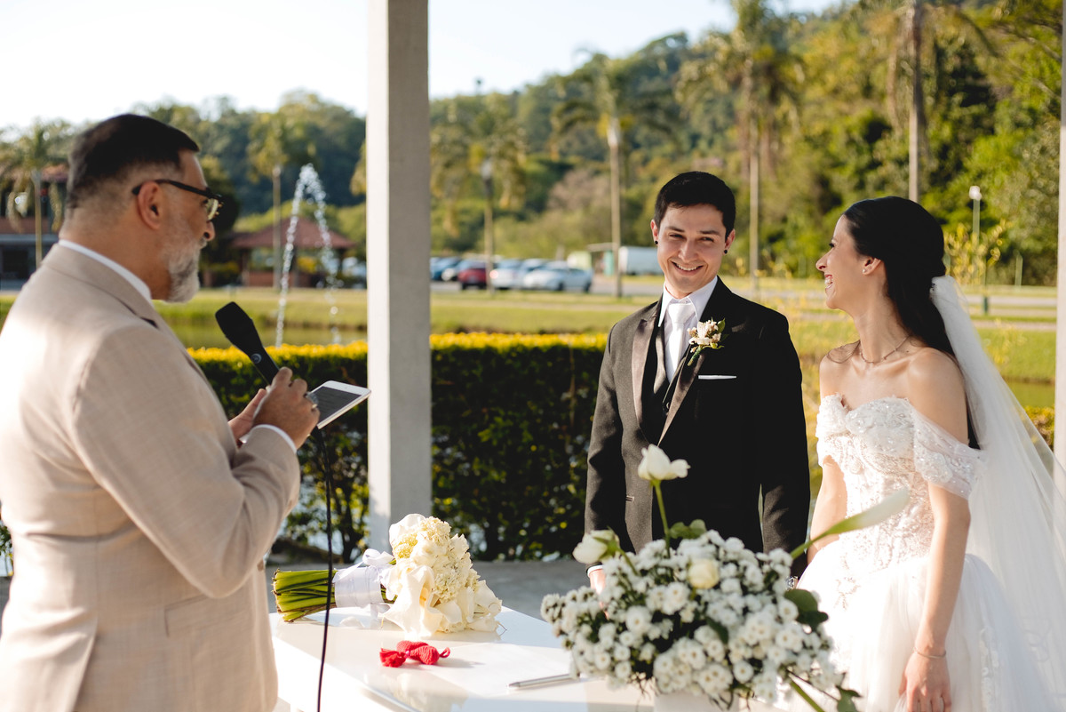 Fotos Casamento Itupeva SP Lagoa Santa Rita Eventos Casal Noivos Caroline e Kaue Casamento ao Ar Livre imagens pelo Fotografo Denis Silveira Especializado em Casamentos