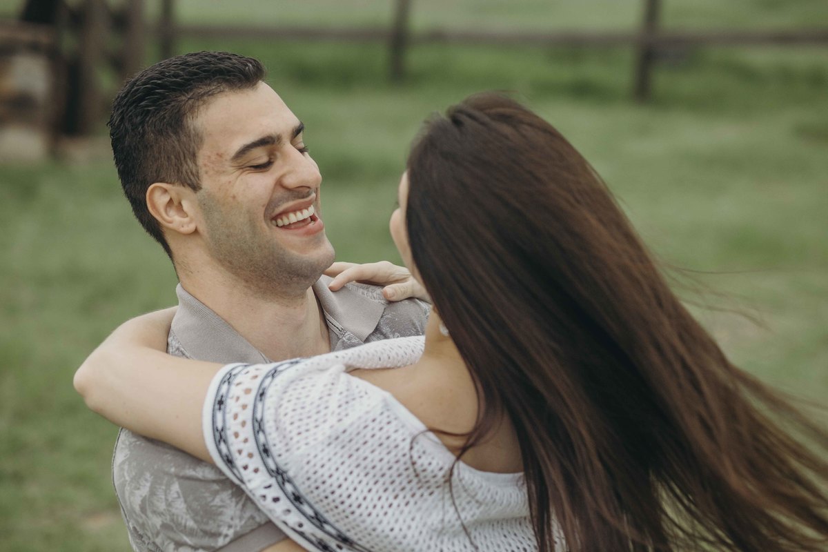noivo vinicius sorrindo em ensaio de fotos