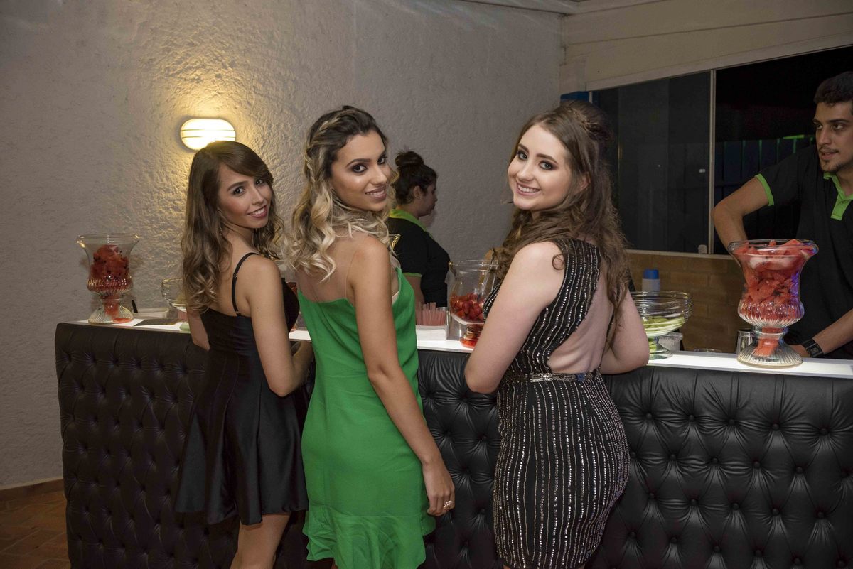 mulheres no bar bartender em festa