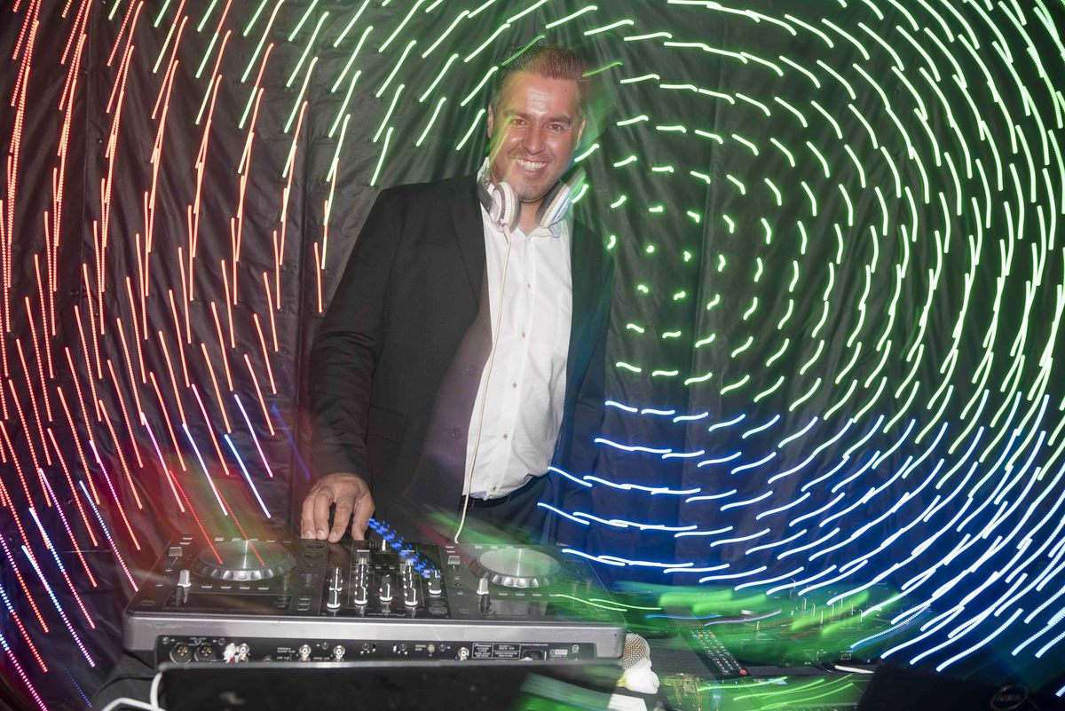 dj agita festa de casamento