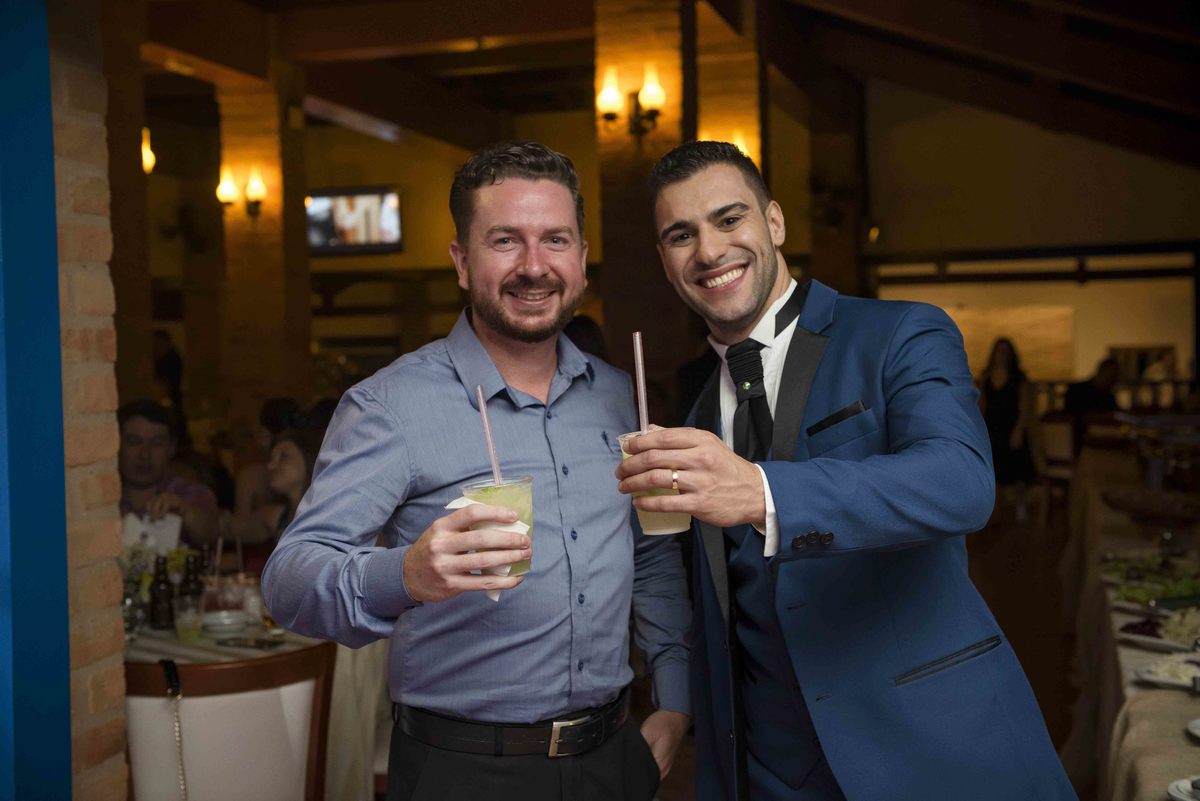 noivo com convidado com drinks