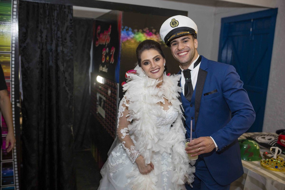 casal de noivos festidos de fantasia em festa