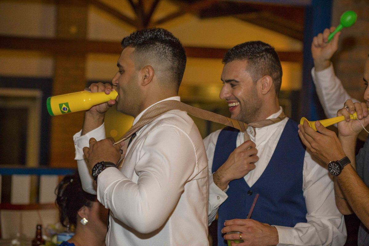 padrinho puxando a gravata do noivo vinicius