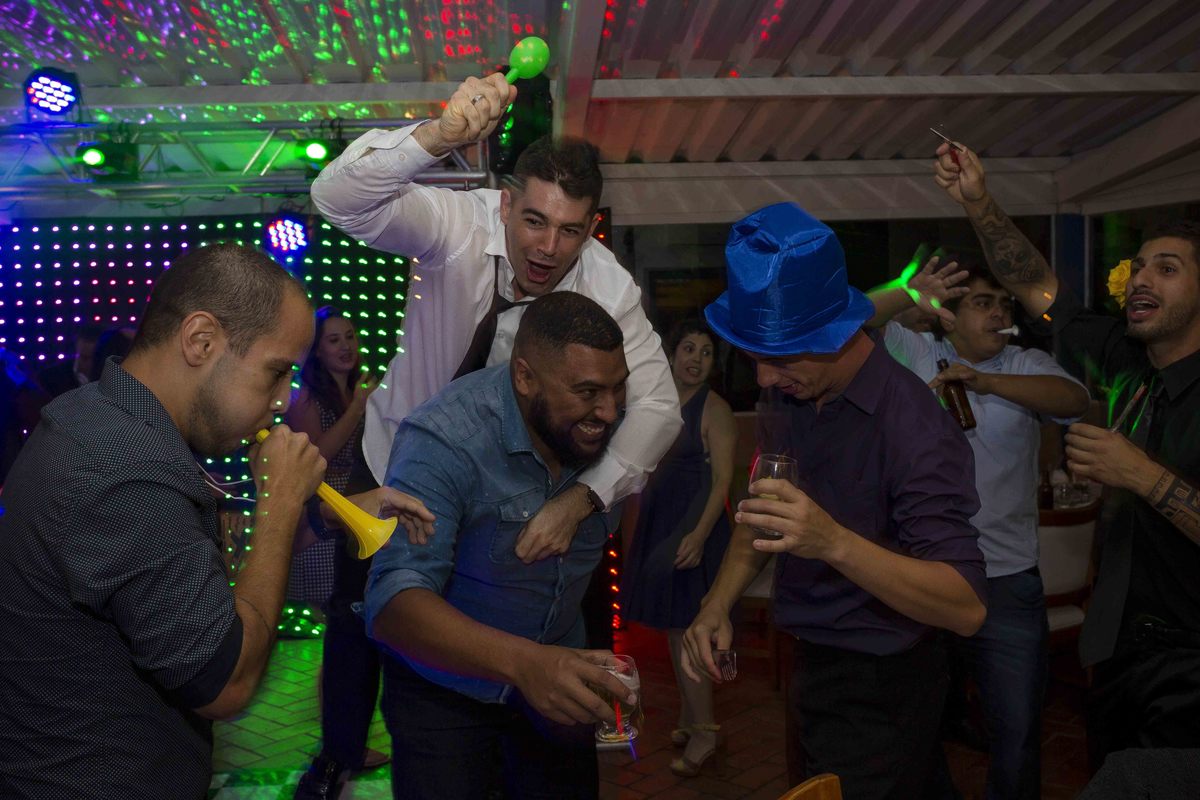 convidados fazendo bagunça em festa de casamento