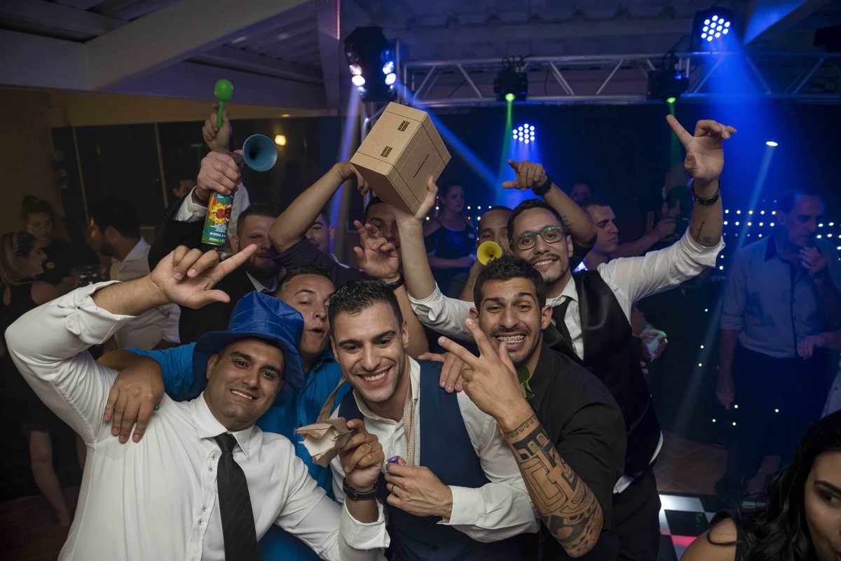 noivo e amigos na pista de dança em festa de casamento