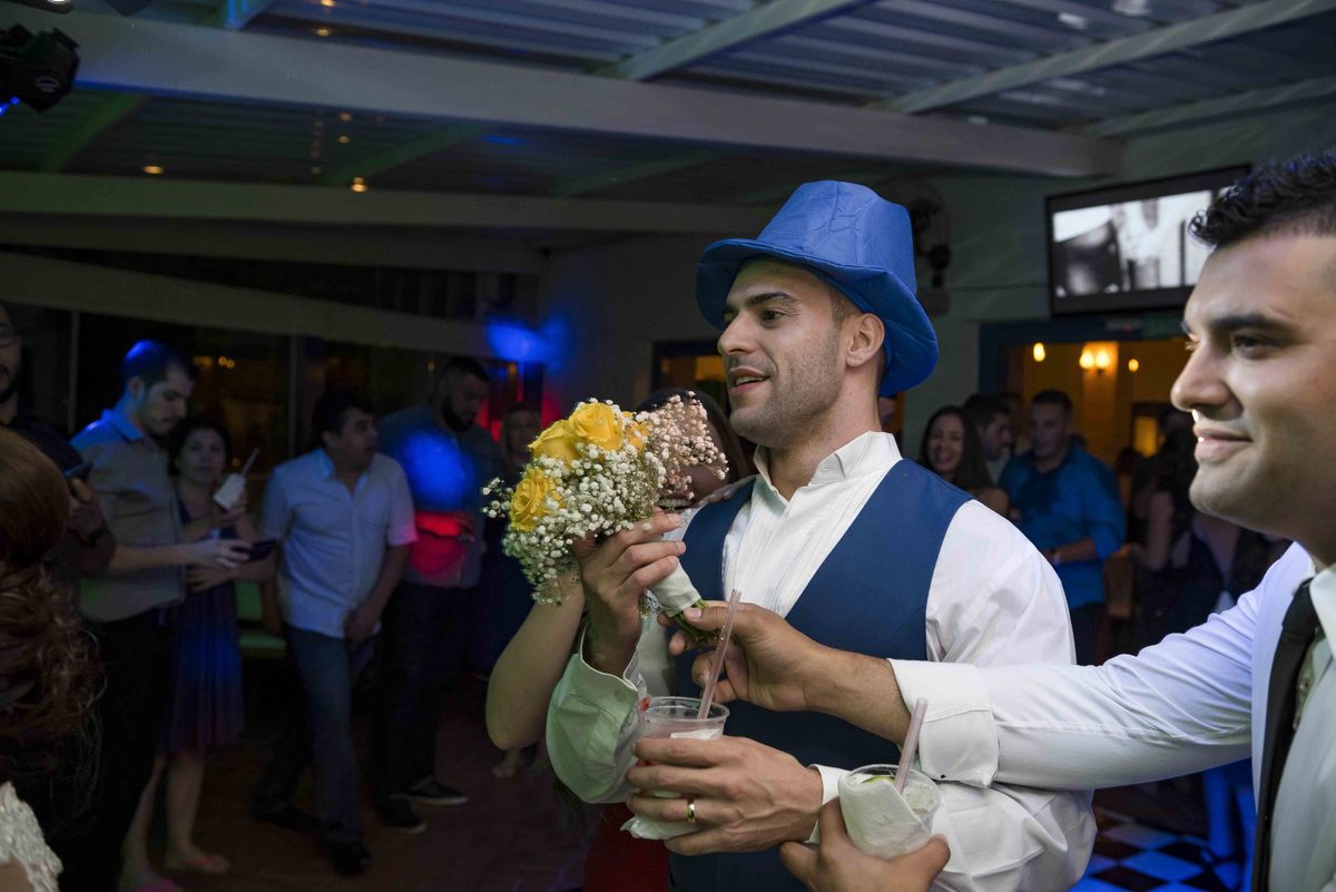 noivo vincius com o buque da noiva