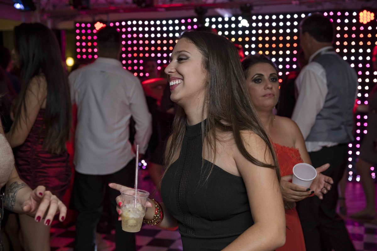 mulher na pista de dança