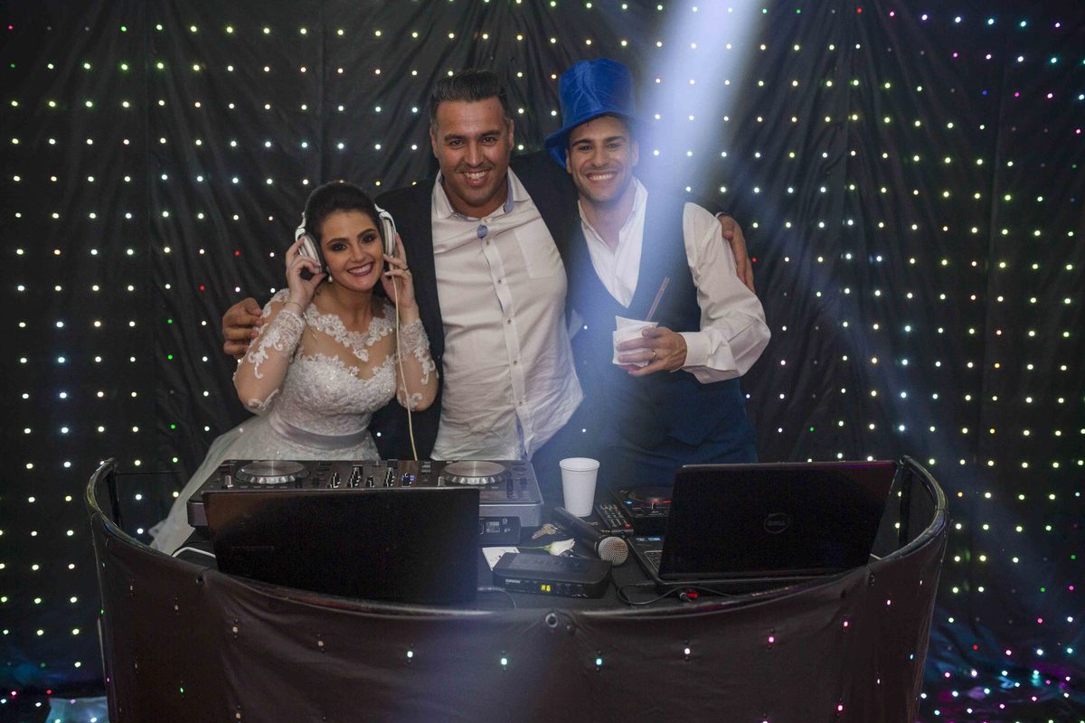 noivos na mesa do dj em festa