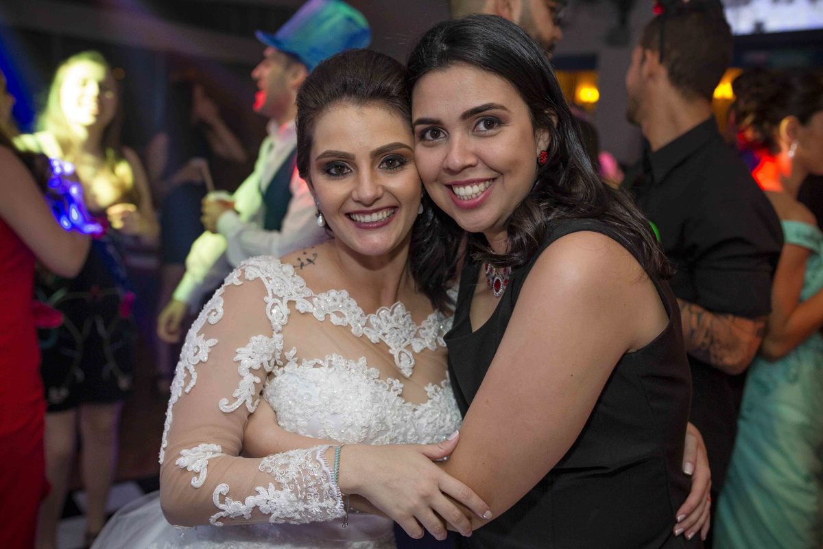 noiva com amiga em festa