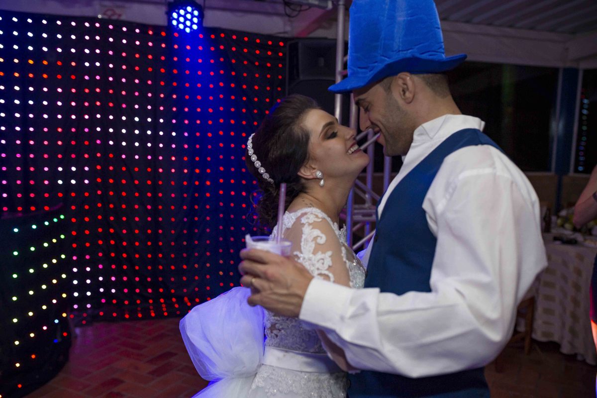 casal de noivos lara e vinicius na pista de dança em balada