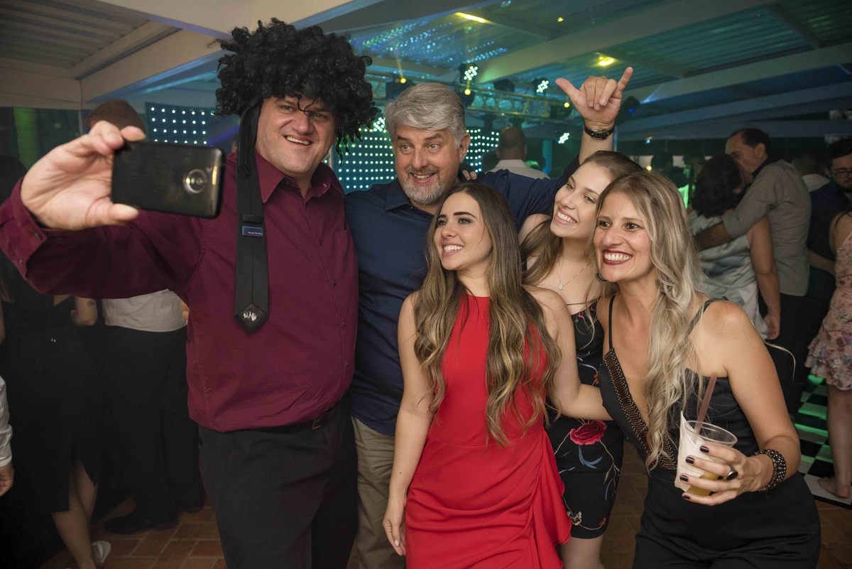 padrinhos na pista de dança fazem selfie com celular