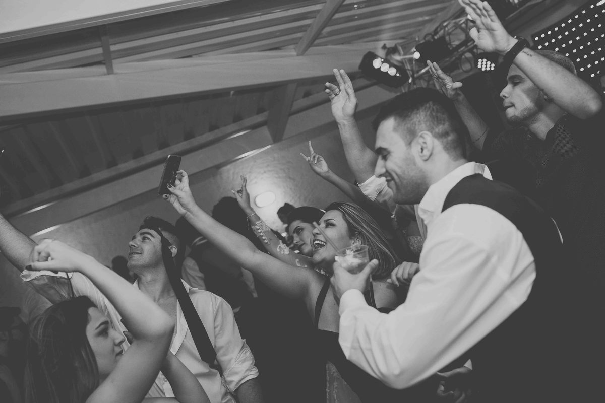 foto preto e branco de selfie em festa de casamento