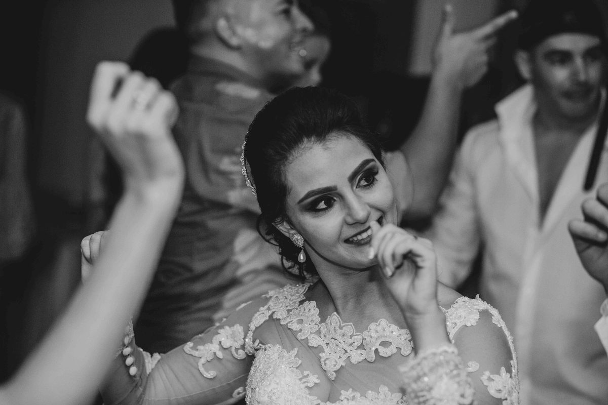 noiva dançando em bala em foto preto e branco