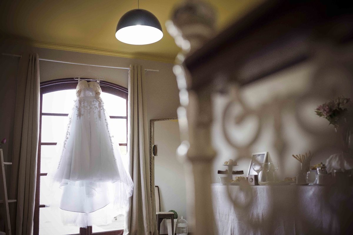 vestido da noiva na janela
